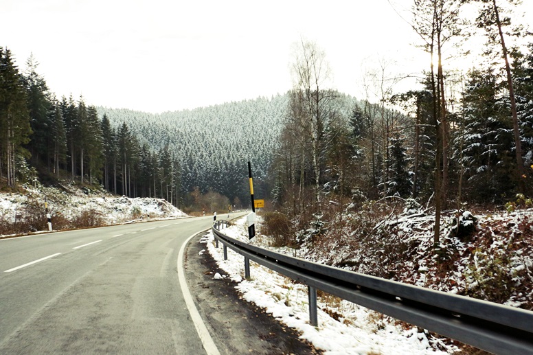 Straße auf dem Weg zum Wurmberg im Harz