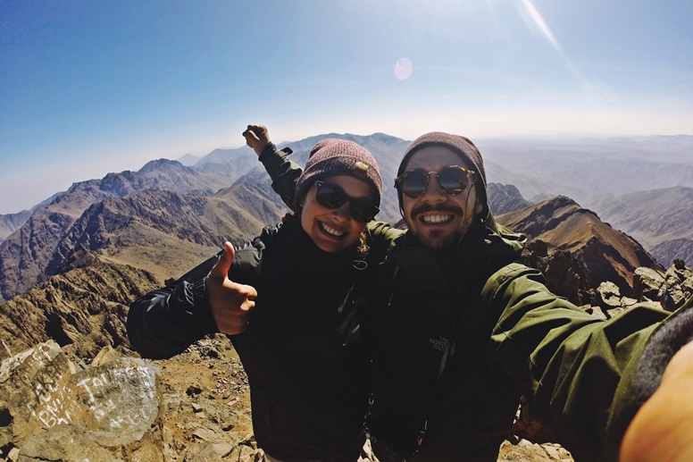 Lynn und Miguel auf einem hohen Berggipfel