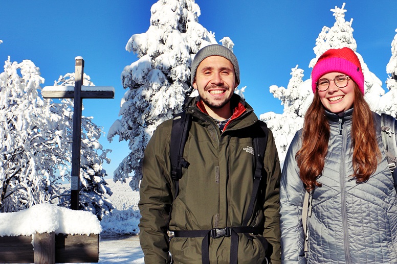 Miguel und Lynn vor dem Gipfelkreuz des Wurmbergs