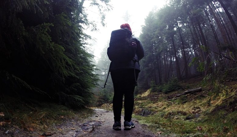 Lynn steht auf dem Wanderweg zum Hasselbrack, dem höchsten Berg Hamburgs