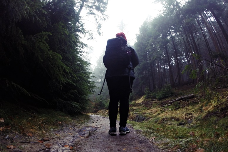 Lynn steht auf dem Wanderweg zum Hasselbrack, dem höchsten Berg Hamburgs