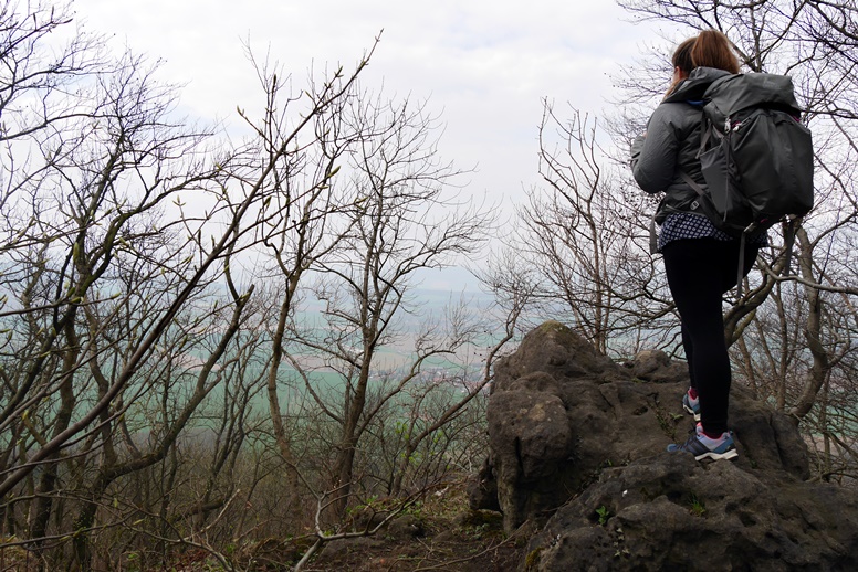 Lynn auf einer der Klippen im Ith