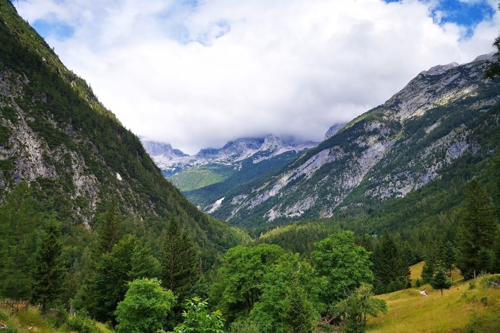 Blick auf den verdeckten Triglav auf der Wanderung des Soča Trails