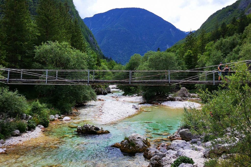 Hängebrücke gespannt über den Soča Trail