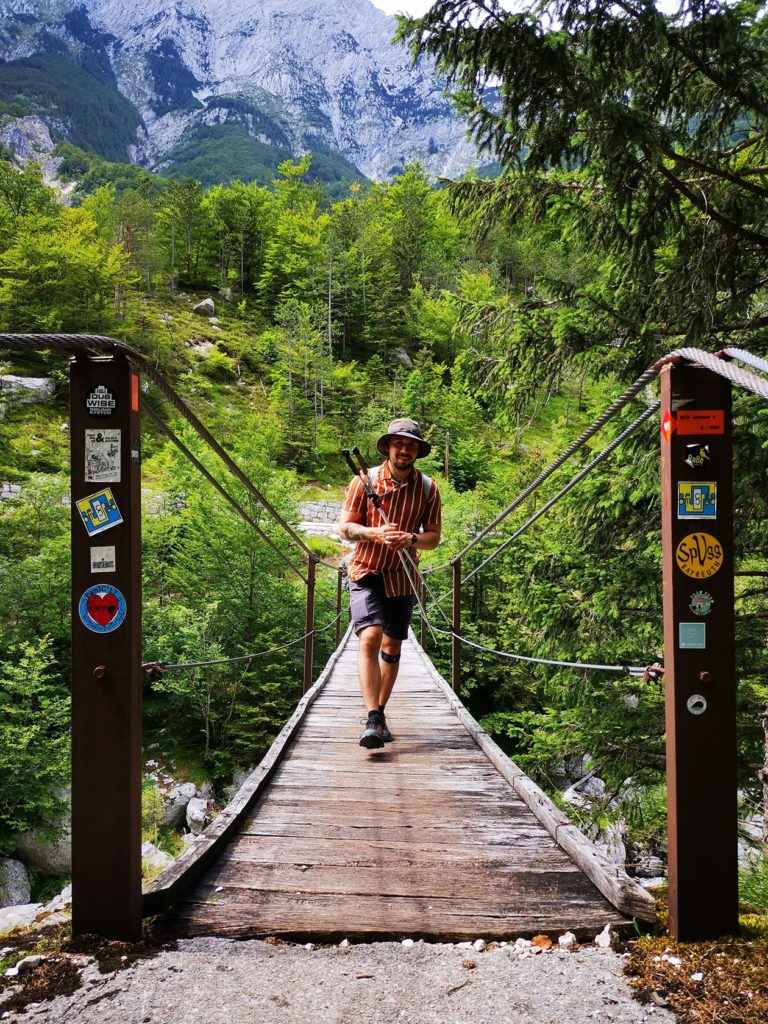 Miguel beim Überqueren einer Hängebrück auf der Wanderung des Soča Trails