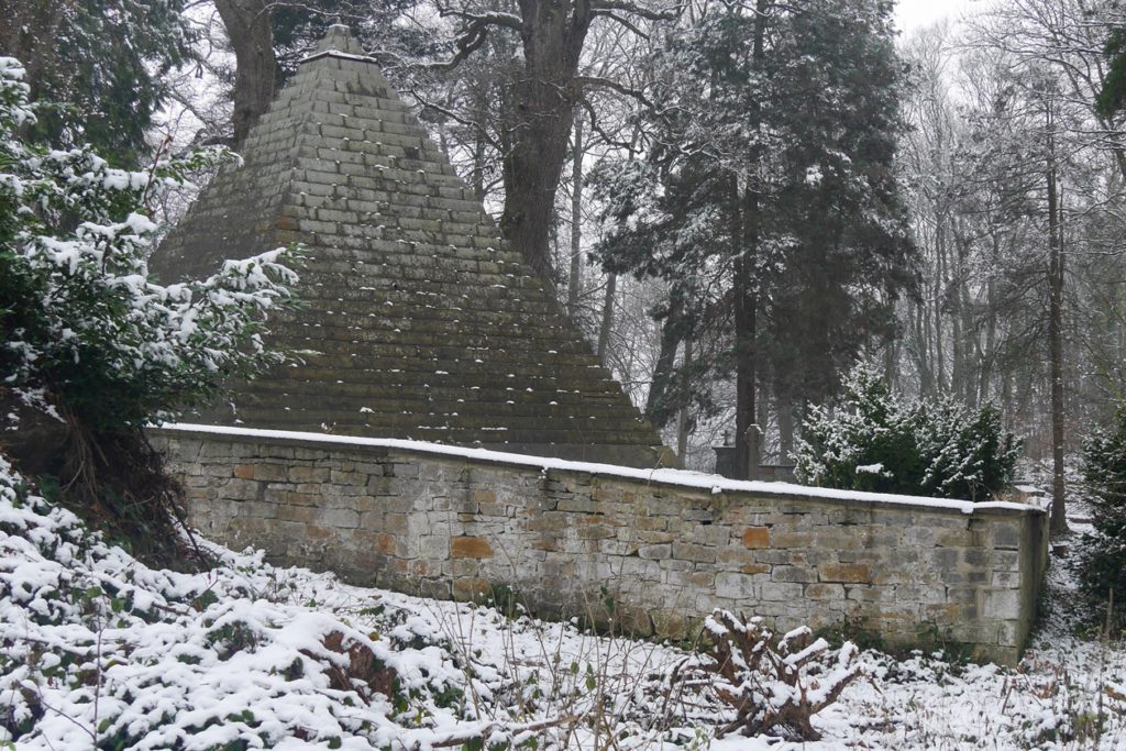 Laves Pyramide von hinten